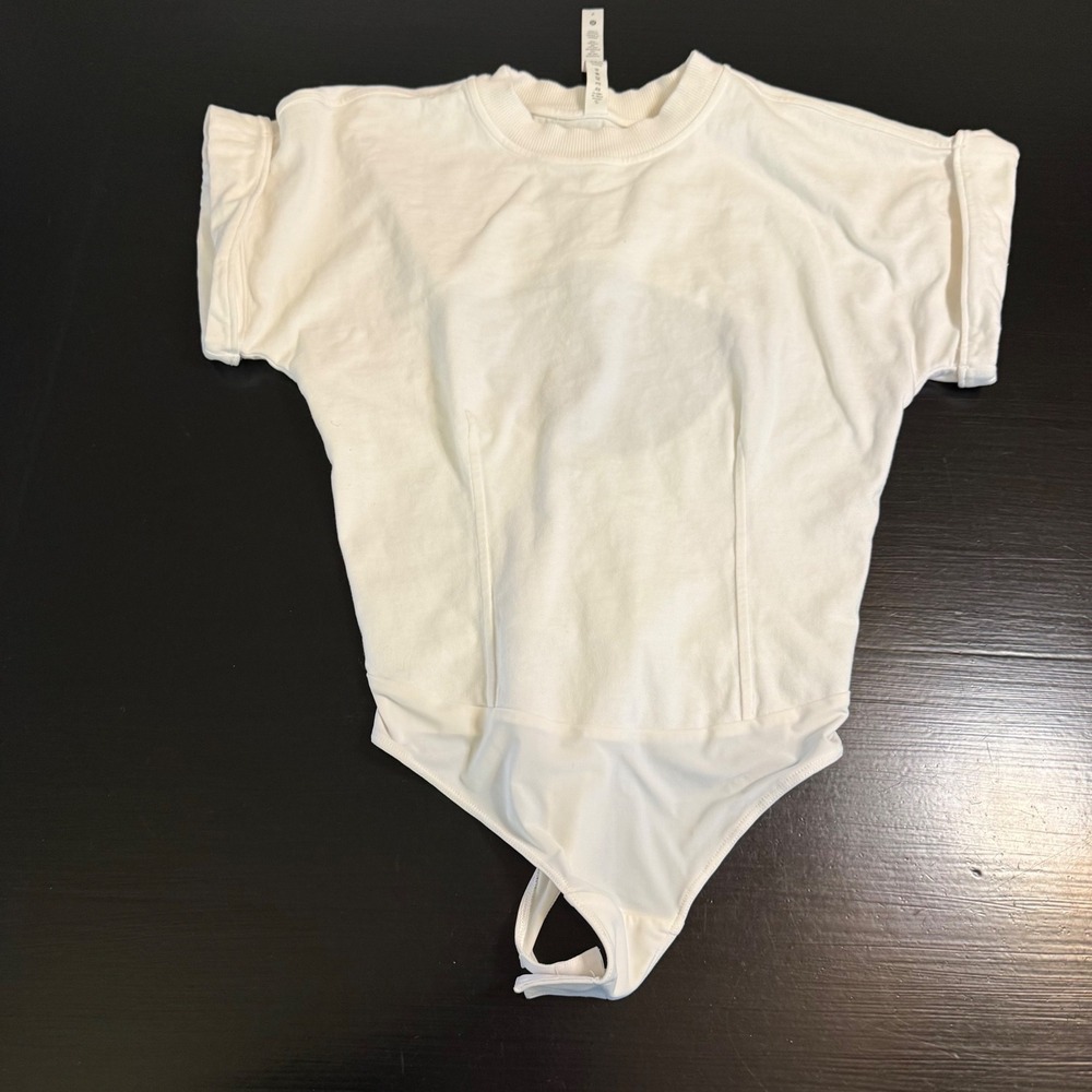 Lululemon White Open Back Short Sleeve Bodysuit Cuffed Crew Neck Womens Small